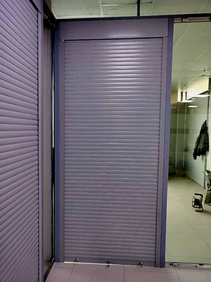 пример установки защитной  жалюзи-двери в отдел магазина