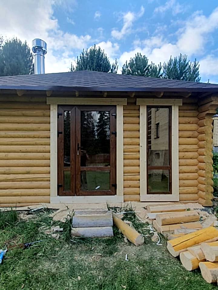 Отделка дверей в деревянном доме массивом сосны